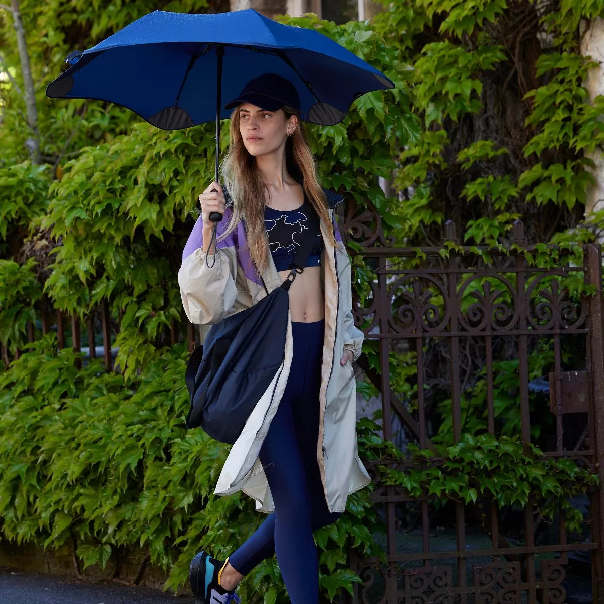 BLUNT Metro Umbrella Navy Blue with model