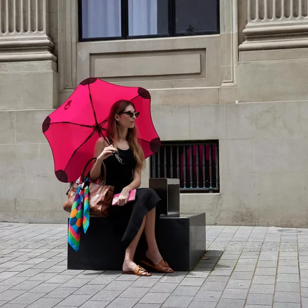 BLUNT Metro Umbrella Pink with model