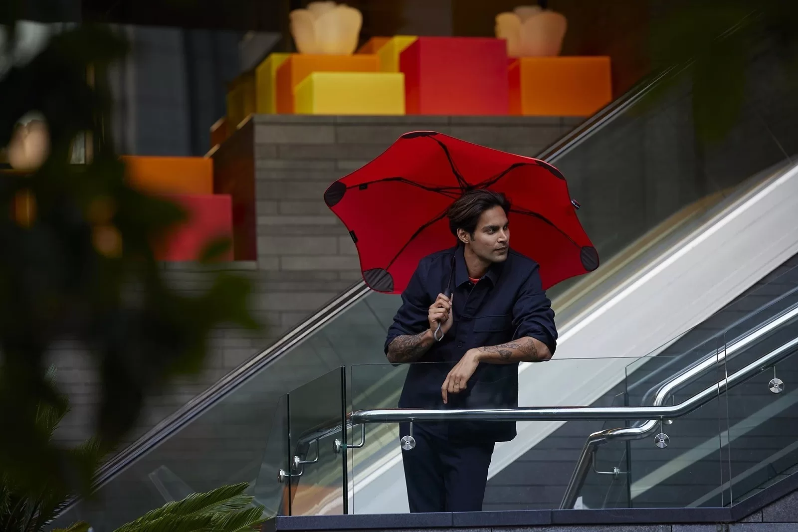 BLUNT Metro Umbrella Red with model